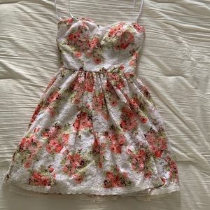 B. Smart Floral Dress - Juniors | Size XS | Color: White/Floral